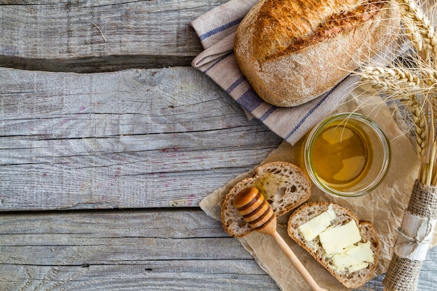 Pane, segale, frumento, miele, fondo rustico di legno del latte