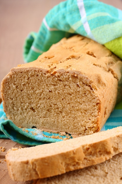 Pane senza glutine fatto in casa su un tavolo di legno