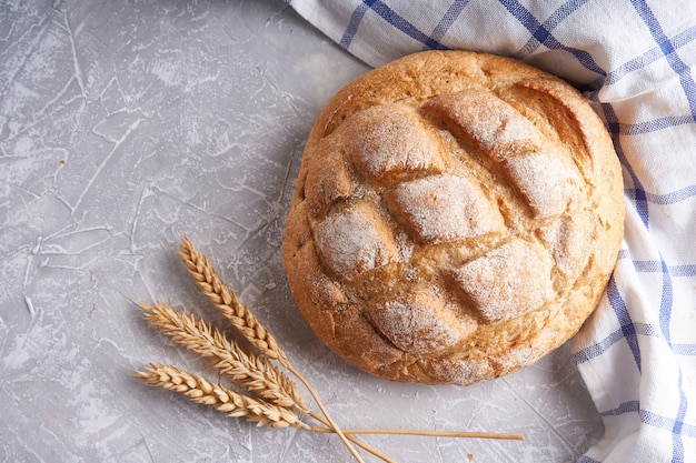 Pane senza glutine fatto in casa su un tovagliolo sul tavolo della cucina