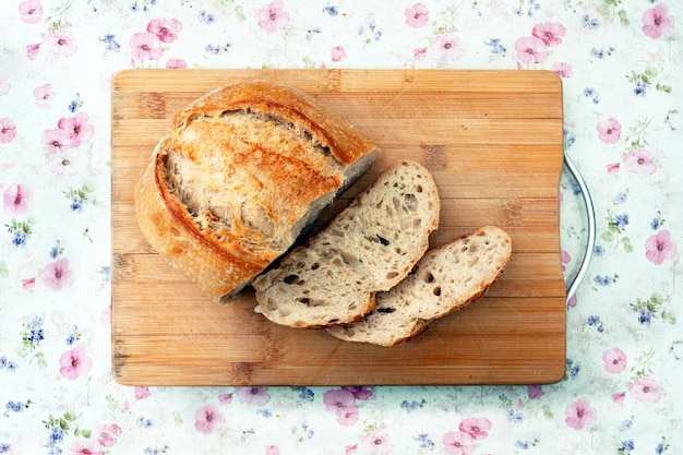 Pane senza lievito di una panetteria su una tavola di legno