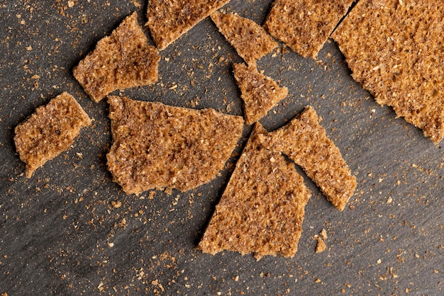 Pane sottile e croccante di farina di segale con crusca cotto con pane duro e croccante di farina di segale