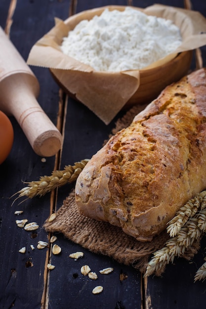 Pane, spighetta e ingredienti da forno