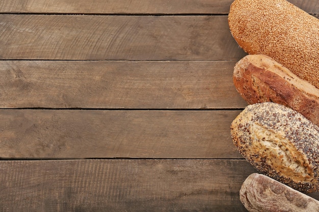 Pane su fondo di legno