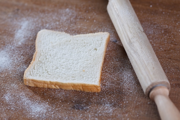 Pane su fondo in legno.