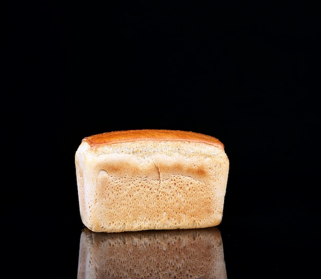 Pane su sfondo nero con riflesso