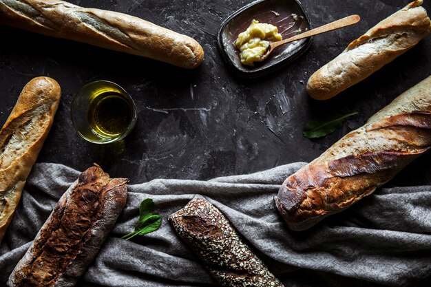 Pane su sfondo nero. Dolci fatti in casa con ingredienti.