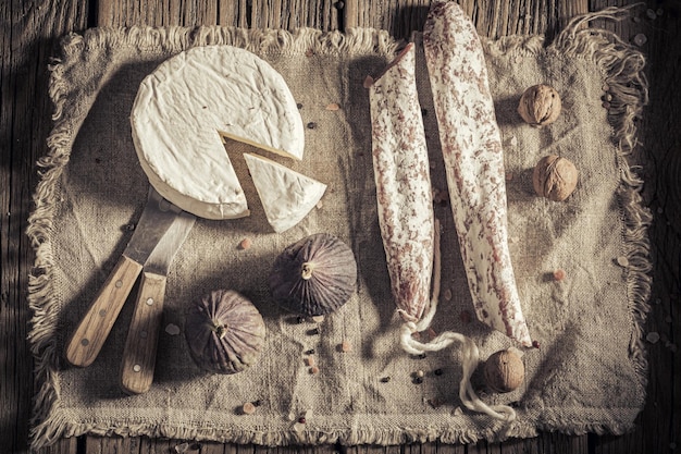 Pane su tela di lino con formaggio camembert e salsiccia