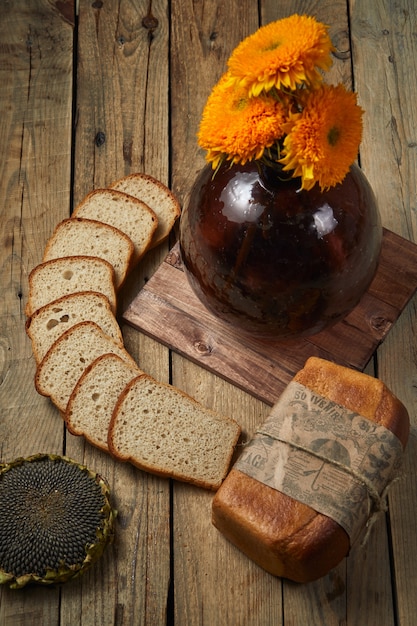 Pane su un piatto di legno