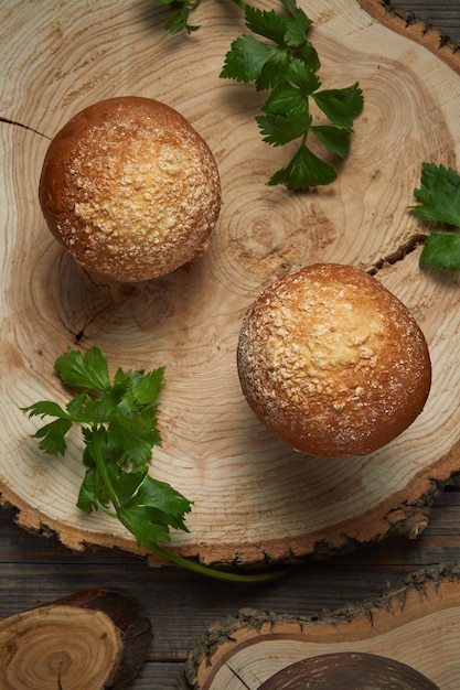 Pane su un piatto di legno