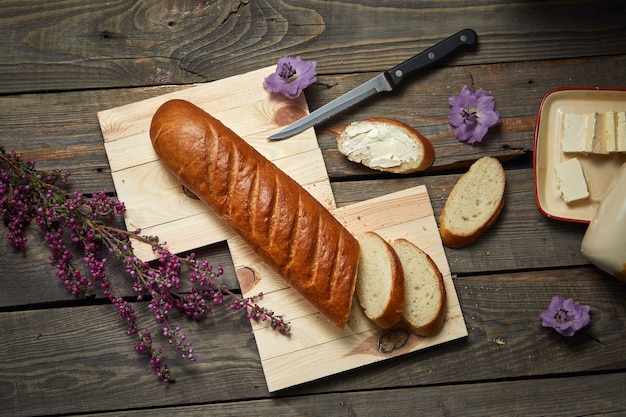 Pane su un piatto di legno