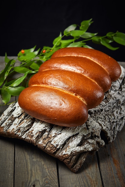 Pane su un piatto di legno