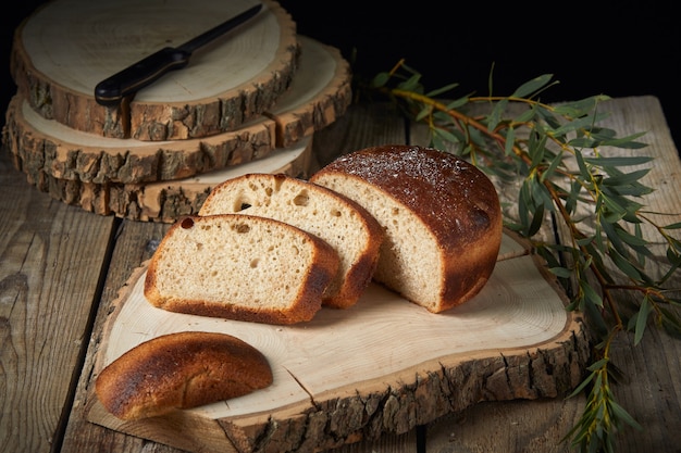 Pane su un piatto di legno