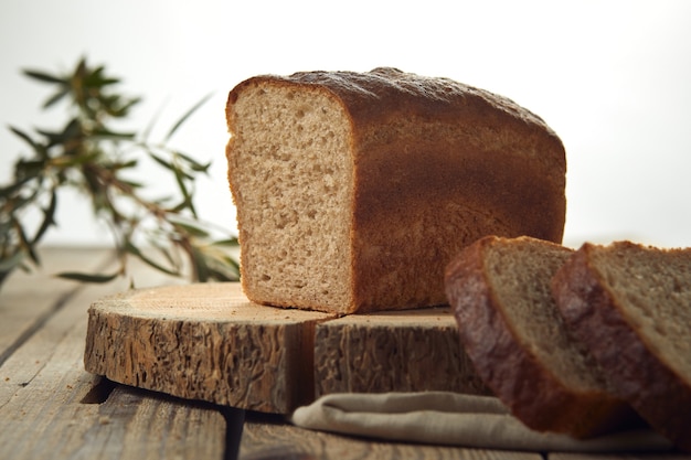 Pane su un piatto di legno