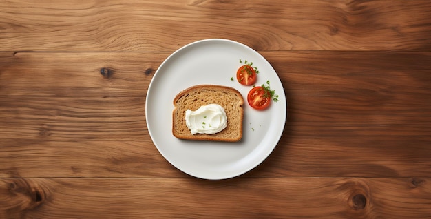 pane su un tavolo di legno in cima a un pezzo di pane bianco su un piatto
