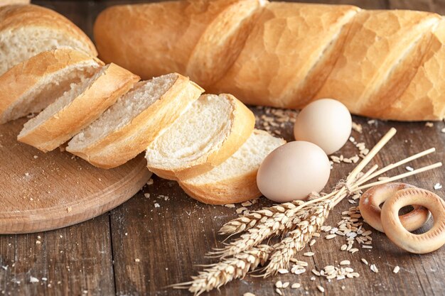 Pane su un tavolo di legno scuro