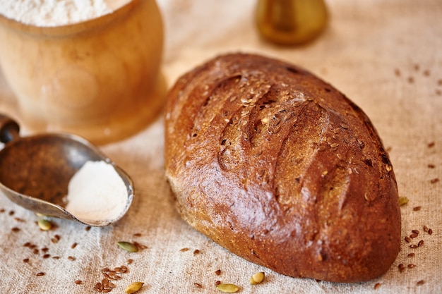 Pane su un tessuto con una farina