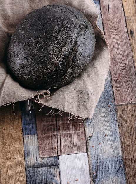 pane su uno sfondo di legno