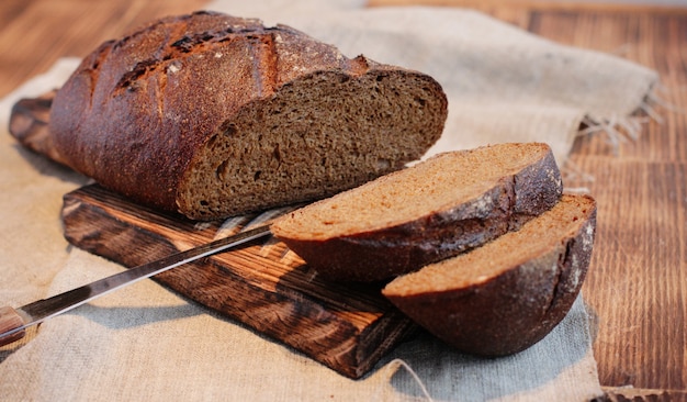 pane su uno sfondo di legno