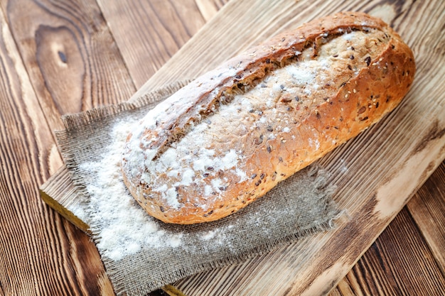 Pane sullo sfondo di legno