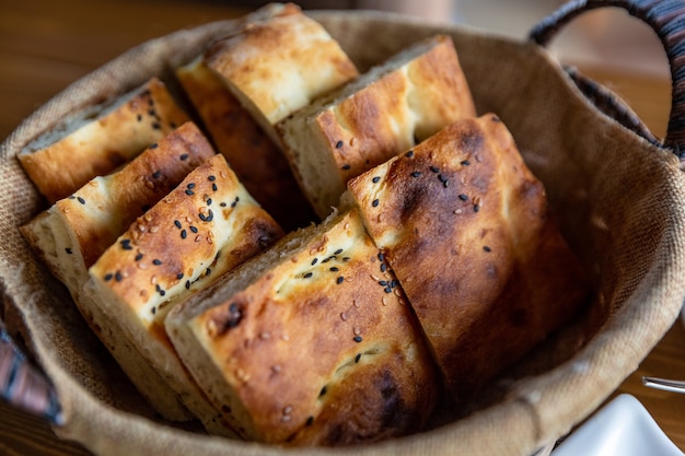 Pane tandoor rustico appena sfornato