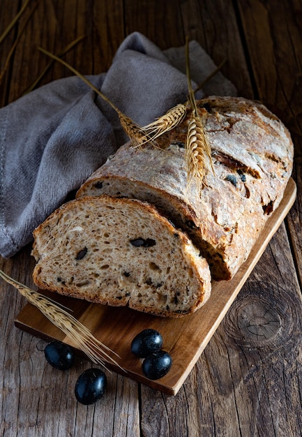 Pane tipico pugliese con farina integrale e olive nere