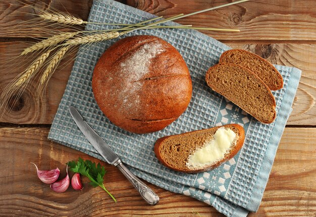 Pane tondo e tagliato a lame