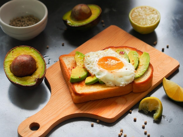 Pane topping con avocado affettato e uovo fritto