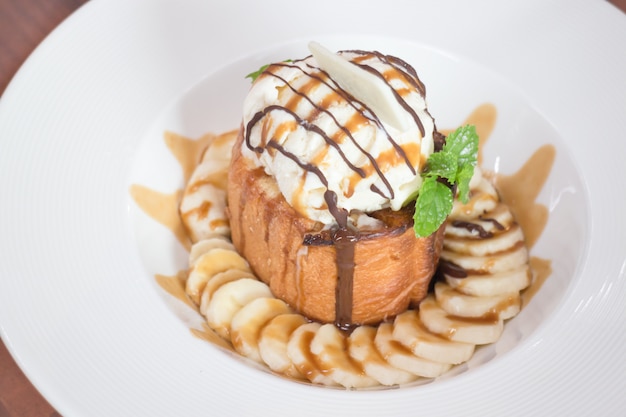 Pane tostato al miele con banana e gelato