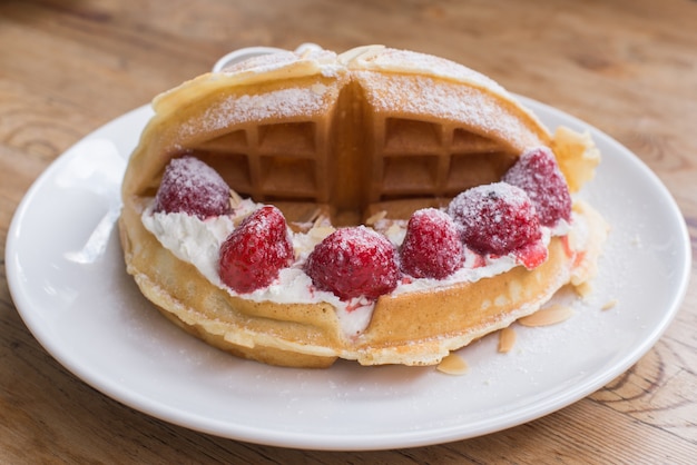 Pane tostato al miele con fragole fresche e gelato