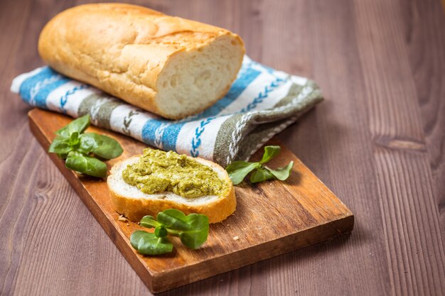 Pane tostato al pesto