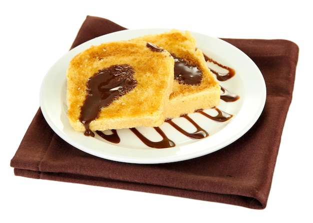 Pane tostato bianco con cioccolato sul piatto isolato su bianco