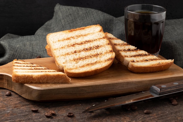 Pane tostato con caffè nero Messa a fuoco selettiva