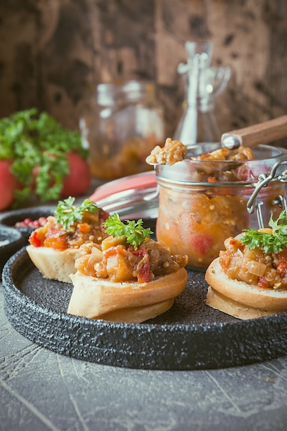 Pane tostato con caviale di melanzane.