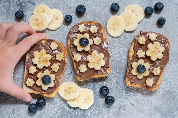 Pane tostato con crema al cioccolato e banana