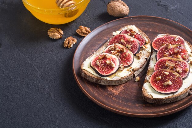 Pane tostato con fichi noci e miele