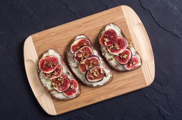 Pane tostato con fichi noci e miele