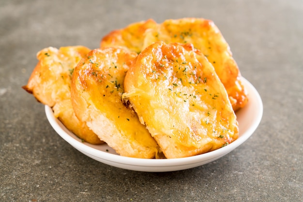 pane tostato con formaggio e aglio