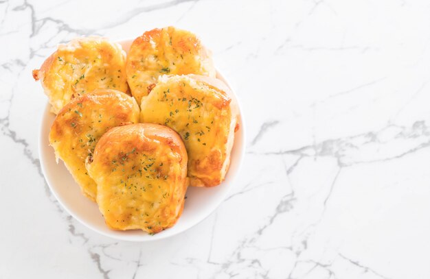 pane tostato con formaggio e aglio