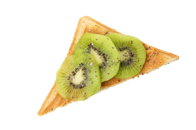 Pane tostato con kiwi isolato su bianco