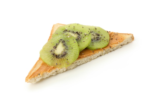 Pane tostato con kiwi isolato su sfondo bianco