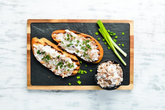 Pane tostato con lardo e cipolla Cucina tradizionale ucraina Vista dall'alto Spazio libero per il testo