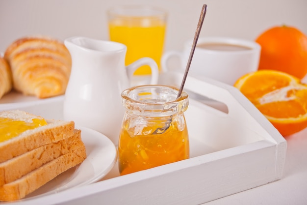 Pane tostato con marmellata di arance e succo d'arancia