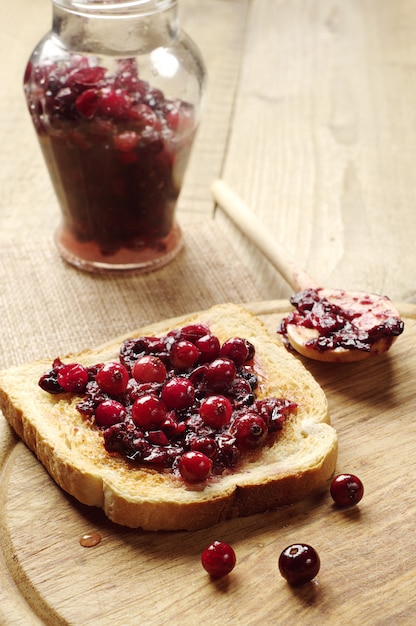 Pane tostato con marmellata di mirtilli rossi