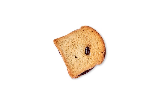 Pane tostato con marmellata di prugne sullo sfondo bianco.