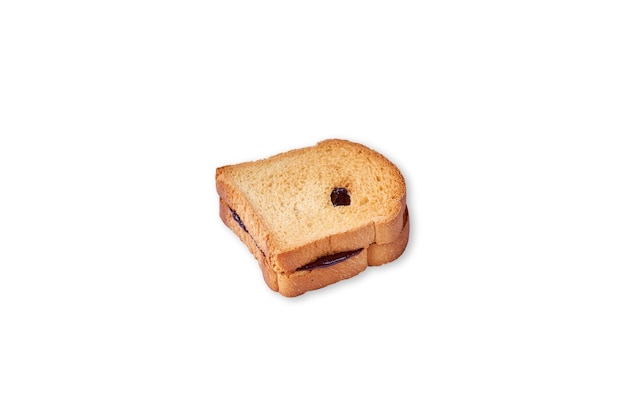 Pane tostato con marmellata di prugne sullo sfondo bianco