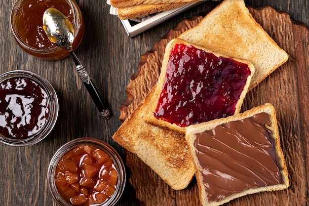 Pane tostato con marmellata