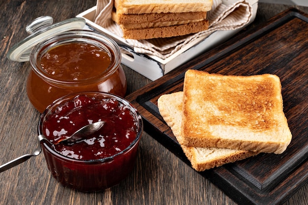 Pane tostato con marmellata