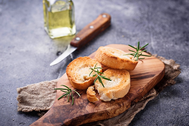 Pane tostato con olio d&#39;oliva e rosmarino