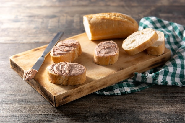 Pane tostato con patè di fegato di maiale su tavola di legno