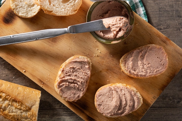 Pane tostato con patè di fegato di maiale su tavola di legno